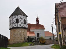 Opravená zvonice v obci Chodouny