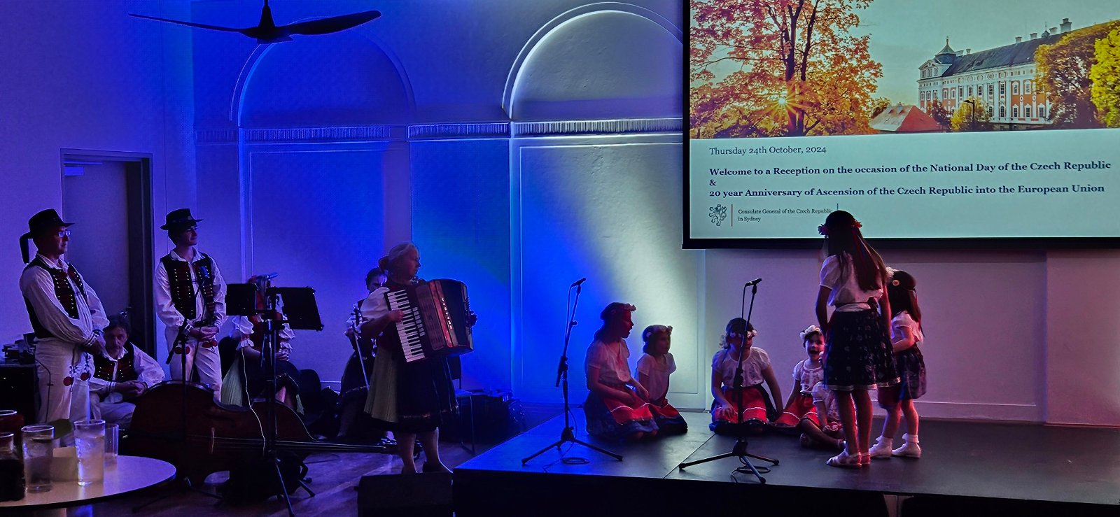 Vystoupení dětí z České a slovenské školy v Sydney s hudebním doprovodem folklórního souboru Kukabura